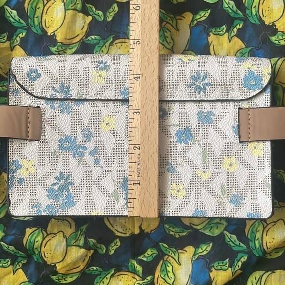 Brand New Michael Kors Vanilla w/ Blue & Yellow Flowers Belt Bag Fanny Pack - Picture 6 of 14